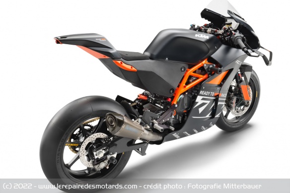 On retrouve une nouvelle ligne Akrapovic en titane On retrouve une nouvelle ligne Akrapovic en titane