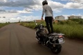 Un motard debout BMW R1250GS