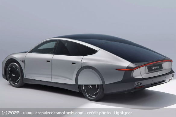 La voiture totalise 5 m² de panneaux solaires La voiture totalise 5 m² de panneaux solaires