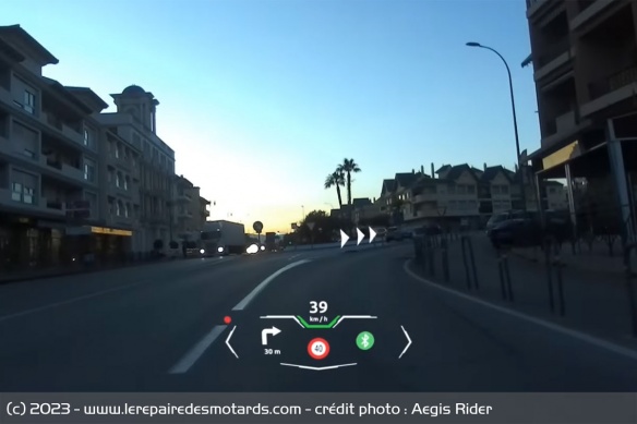 L'Aegis Rider se différencie par l'intégration de la réalité augmentée L'Aegis Rider se différencie par l'intégration de la réalité augmentée