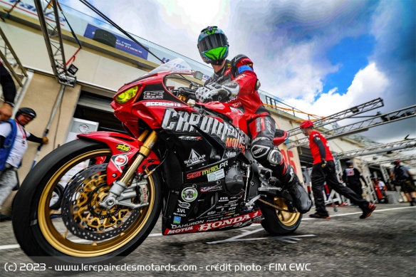 Le team Chromeburner RAC 41 Honda a été disqualifié après la course en raison de la capacité de son réservoir Le team Chromeburner RAC 41 Honda a été disqualifié après la course en raison de la capacité de son réservoir