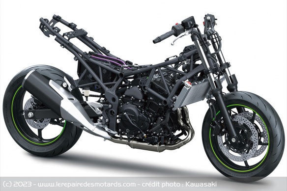 Le châssis est dérivé du treillis Kawasaki habituel Le châssis est dérivé du treillis Kawasaki habituel