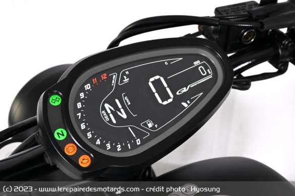 Le compteur du bobber Hyosung GV125S-EVO