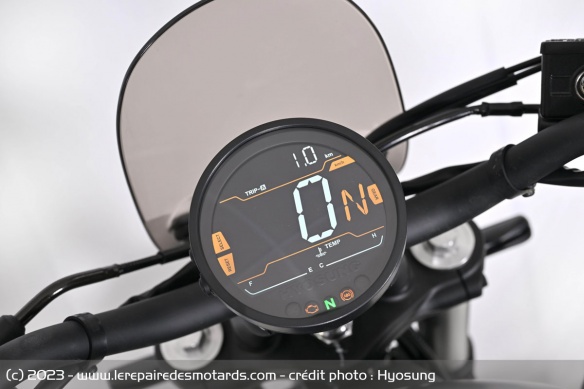 Le compteur LCD de la Hyosung GV125R