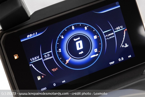 Le Nexus 125 s'équipe d'un compteur TFT de 7 pouces Le Nexus 125 s'équipe d'un compteur TFT de 7 pouces
