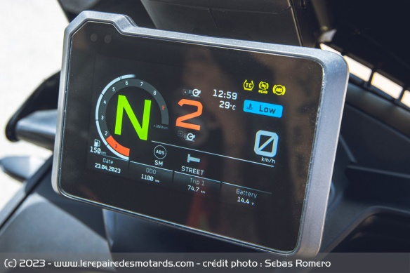 Le compteur TFT de la KTM 890 SMT Le compteur TFT de la KTM 890 SMT