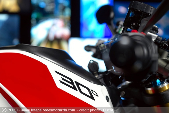 Réservoir avec le 30° Ducati Monster 30e Anniversario