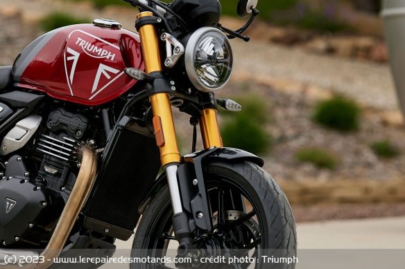 La fourche inversée de la Triumph Speed 400 La fourche inversée de la Triumph Speed 400