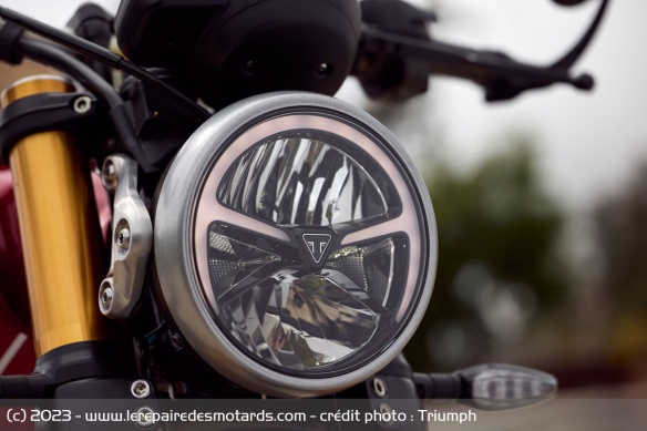 Le phare avant de la Triumph Speed 400
