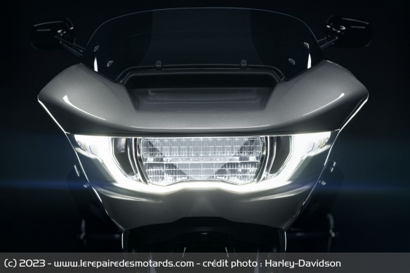 Le phare avant de la Harley-Davidson CVO Road Glide Le phare avant de la Harley-Davidson CVO Road Glide