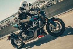Roadster Indian FTR x 100% R Carbon