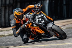 Roadster KTM 1390 Super Duke R EVO - Crédit photo : Rudi Schedl