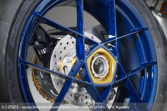 Cette édition limitée fait la part belle au carbone, même avec les jantes Cette édition limitée fait la part belle au carbone, même avec les jantes