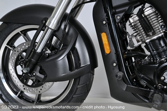 Le garde-boue avant de la Hyosung GV125R