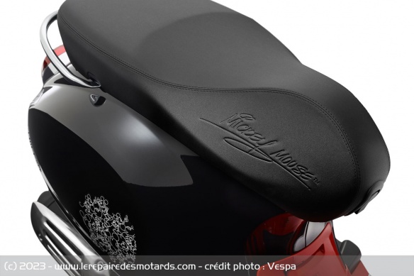 La signature est embossée sur la selle La signature est embossée sur la selle