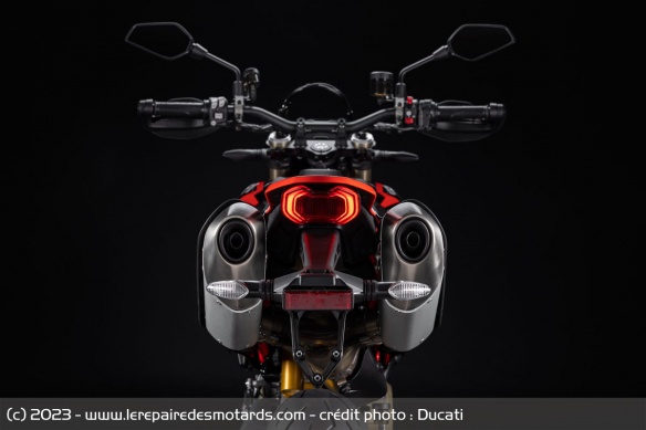 Le double silencieux de la Ducati Hypermotard 698 Mono
