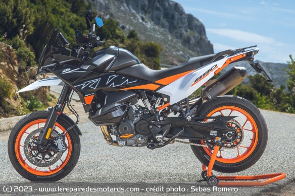 La 890 SMT s'appuie en grande partie sur la 890 Adventure La 890 SMT s'appuie en grande partie sur la 890 Adventure