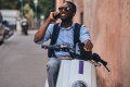 Les jeunes scootéristes addicts téléphone