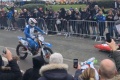 Enduropale pilote roule motard tombé à terre
