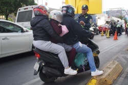 Des casques homologués offerts aux motards - Crédit : SEMOVI