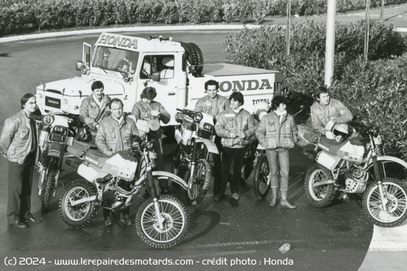 Jean-Louis Guillou avec l'équipe du Dakar 1983 Jean-Louis Guillou avec l'équipe du Dakar 1983