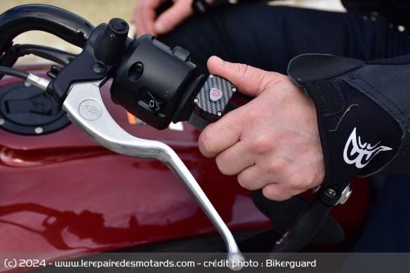 Le Bikerguard est livrée avec sa télécommande au guidon Le Bikerguard est livrée avec sa télécommande au guidon
