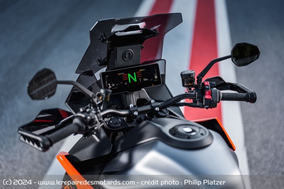 KTM a également amélioré la connectivité du dispositif ici installé sur la 1390 Super Duke GT KTM a également amélioré la connectivité du dispositif ici installé sur la 1390 Super Duke GT