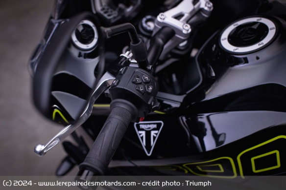 Les commodos de la Triumph Tiger Sport 800