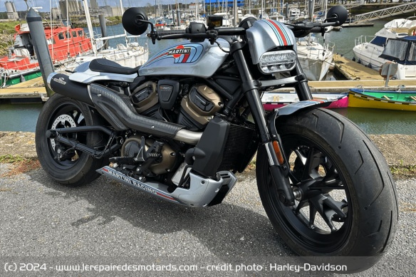 Martini 1250 Racing 64 par Harley-Davidson Côte Basque - Freestyle Martini 1250 Racing 64 par Harley-Davidson Côte Basque - Freestyle