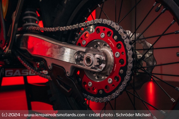 L'enduro hérite aussi de pièces anodisés rouge L'enduro hérite aussi de pièces anodisés rouge