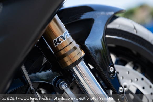 La fourche inversée KYB de la Yamaha R1 Race 2025 La fourche inversée KYB de la Yamaha R1 Race 2025