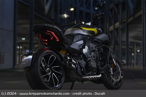 Power cruiser Ducati Diavel V4 Black Roadster Power cruiser Ducati Diavel V4 Black Roadster