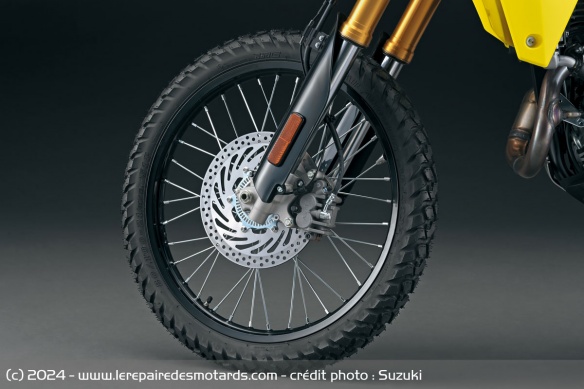 La DR-Z4S présente une roue avant de 21 pouces et des pneus off-road