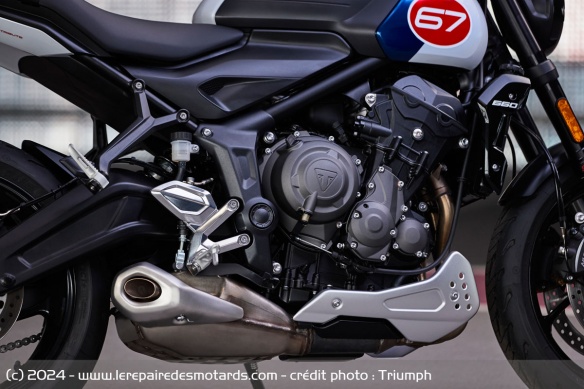 Le sabot moteur de la Triumph Trident Triple Tribute