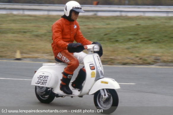 Boni sur sa Vespa lors du record de 1979 Boni sur sa Vespa lors du record de 1979