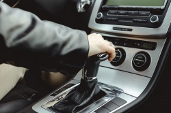 Simplification du passage du permis 'boite auto' à 'boite manuelle' - Crédit : Vladdeep/Envato