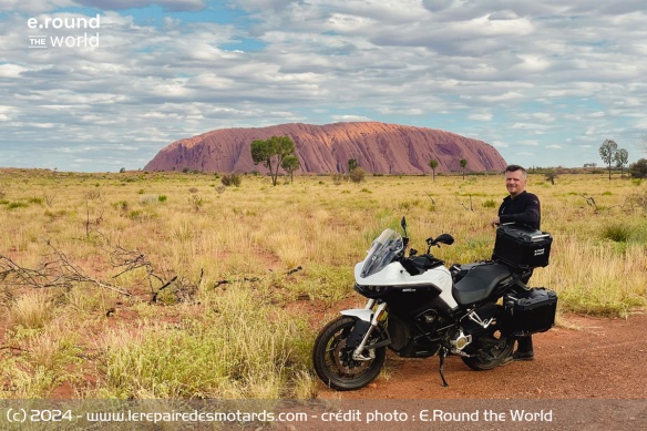 Roman et sa Zero devant Uluru en Australie Roman et sa Zero devant Uluru en Australie