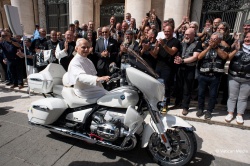 Une moto BMW pour Pape Léon XIV