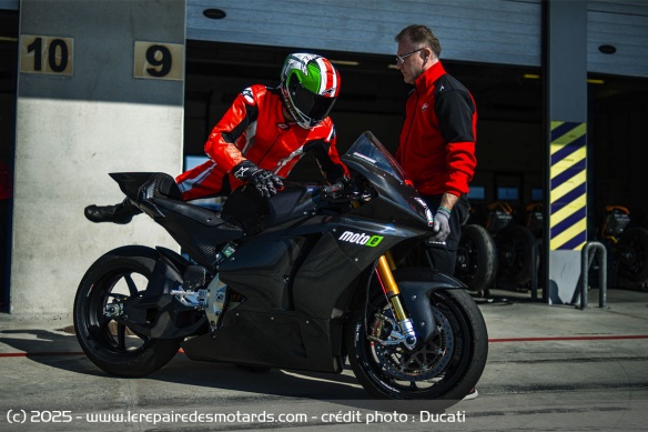 La Ducati V21L affiche 8,8 kg moins que la saison dernière La Ducati V21L affiche 8,8 kg moins que la saison dernière