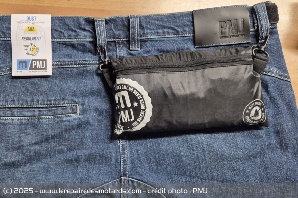 Le surpantalon est équipée d'une housse de transport à accrocher aux passants de ceinture Le surpantalon est équipée d'une housse de transport à accrocher aux passants de ceinture