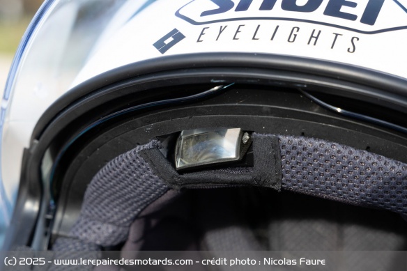 Le projecteur est ici directement intégré au casque Le projecteur est ici directement intégré au casque