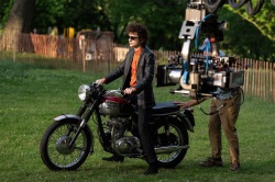 Timothée Chalamet lors du tournage d'A Complete Unknown - Crédit photo : Searchlight Pictures