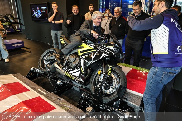 Le Président de la FIM s'essaie aux simulateurs Le Président de la FIM s'essaie aux simulateurs