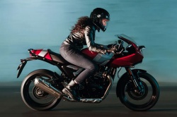 Triumph officialise la Thruxton 400