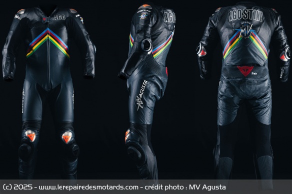 La moto s'accompagne d'une combinaison Dainese assortie confectionnée sur mesure La moto s'accompagne d'une combinaison Dainese assortie confectionnée sur mesure