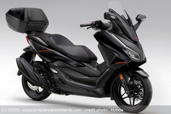 Scooter Honda Forza 350 SE avec Smart Top Box Scooter Honda Forza 350 SE avec Smart Top Box