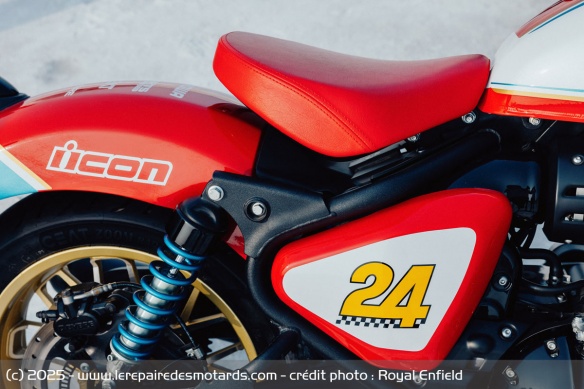 Amortisseurs bleus, jantes dorées, selle rouge... les modifications sont d'ordre esthétique Amortisseurs bleus, jantes dorées, selle rouge... les modifications sont d'ordre esthétique