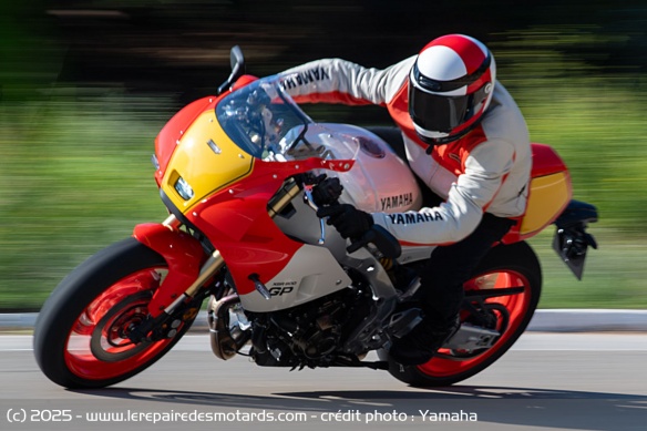 La sportive néo-rétro reste disponible en Legend Red La sportive néo-rétro reste disponible en Legend Red