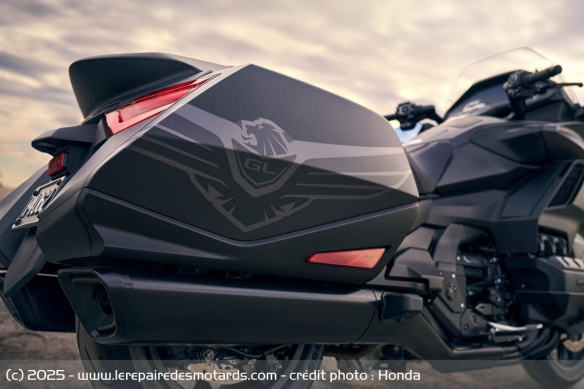 La version noire arbore des logos sur les valises rigides La version noire arbore des logos sur les valises rigides