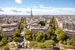 Paris accélère la végétalisation et la piétonnisation de ses rues - Photo d'illustration, crédit : RossHelen/Envato